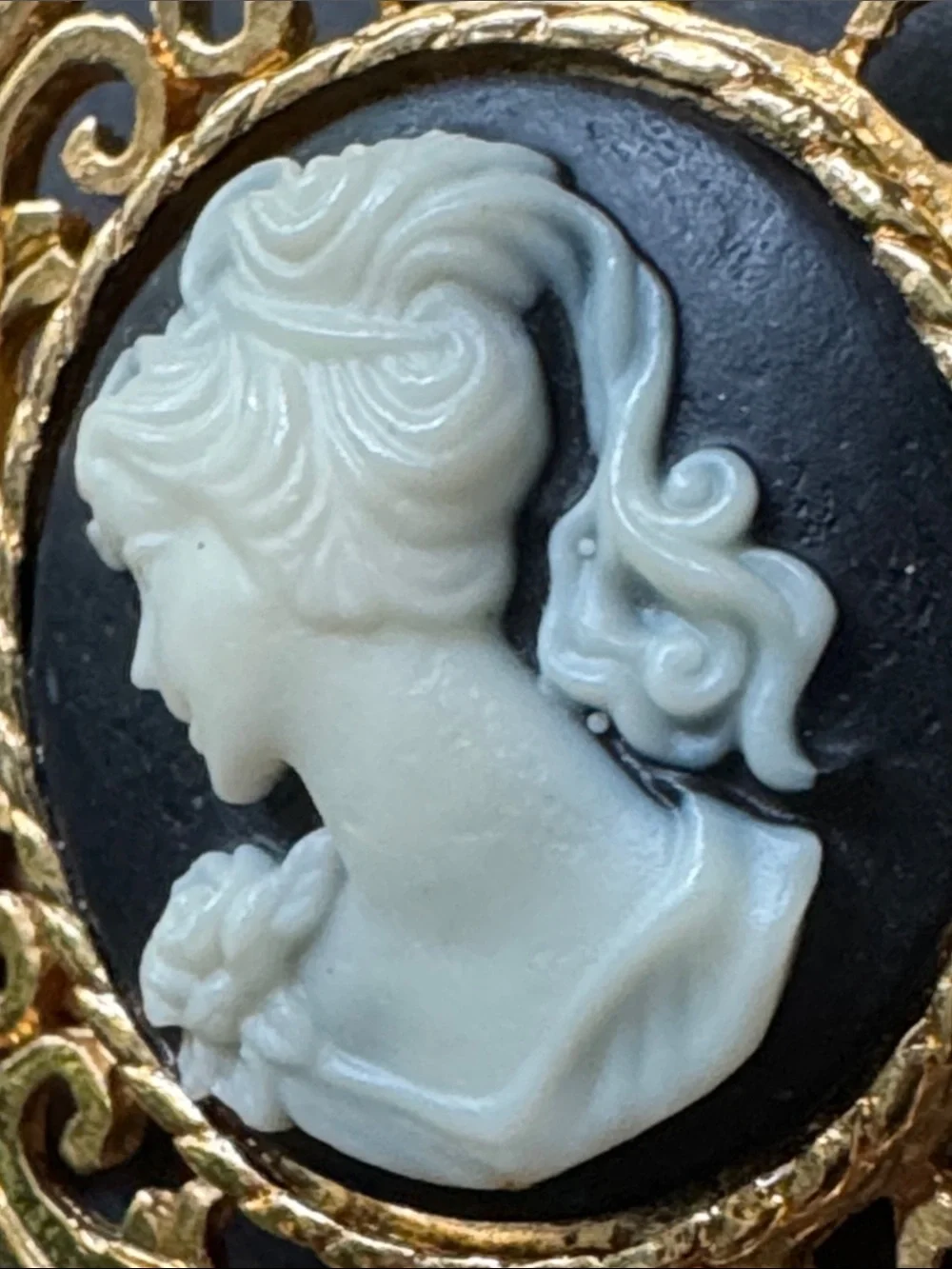 Vintage Cameo Gold Stretch Snake Belt